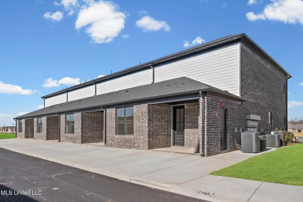 $299,900 | 713 Bolivar Drive, Nesbit, MS 38651