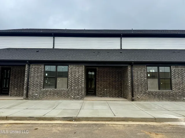 $299,900 | 713 Bolivar Drive, Nesbit, MS 38651