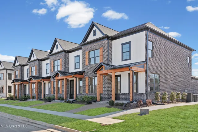 $299,900 | 713 Bolivar Drive, Nesbit, MS 38651