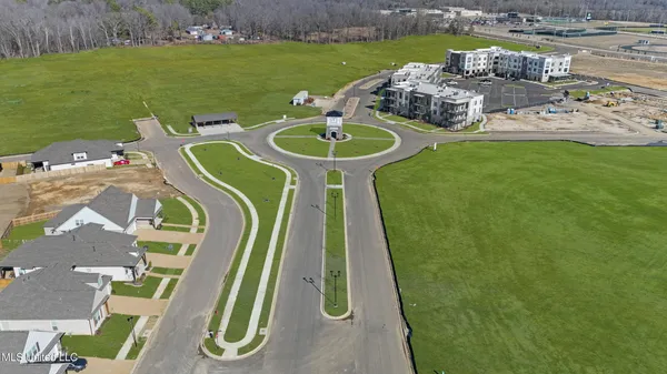 $299,900 | 713 Bolivar Drive, Nesbit, MS 38651