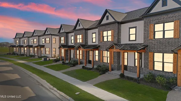 $299,900 | 713 Bolivar Drive, Nesbit, MS 38651