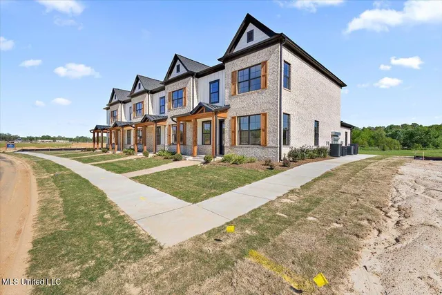 $299,900 | 713 Bolivar Drive, Nesbit, MS 38651