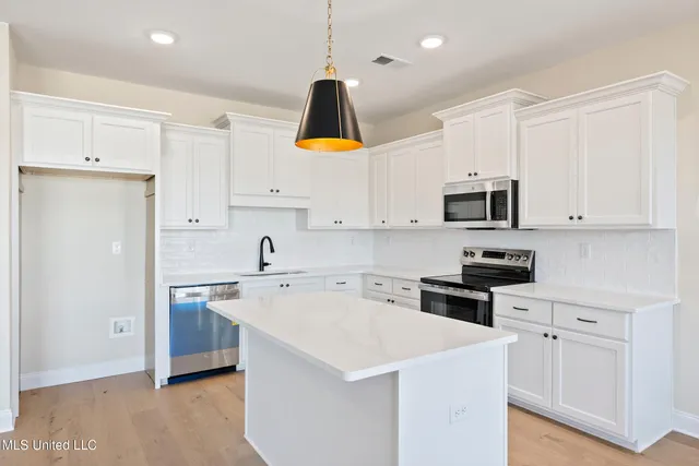 $299,900 | 713 Bolivar Drive, Nesbit, MS 38651