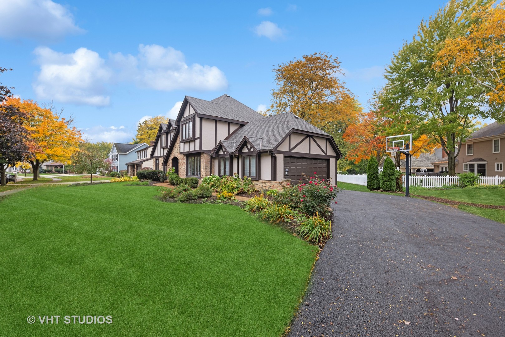 2S540 White Birch Lane Wheaton, IL 60189 - Photo 4 of 46 a front view of a house with garden