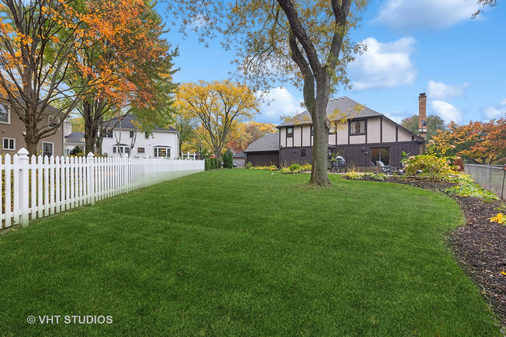 2S540 White Birch Lane Wheaton, IL 60189 - Photo 5 of 46 a front view of a house with garden