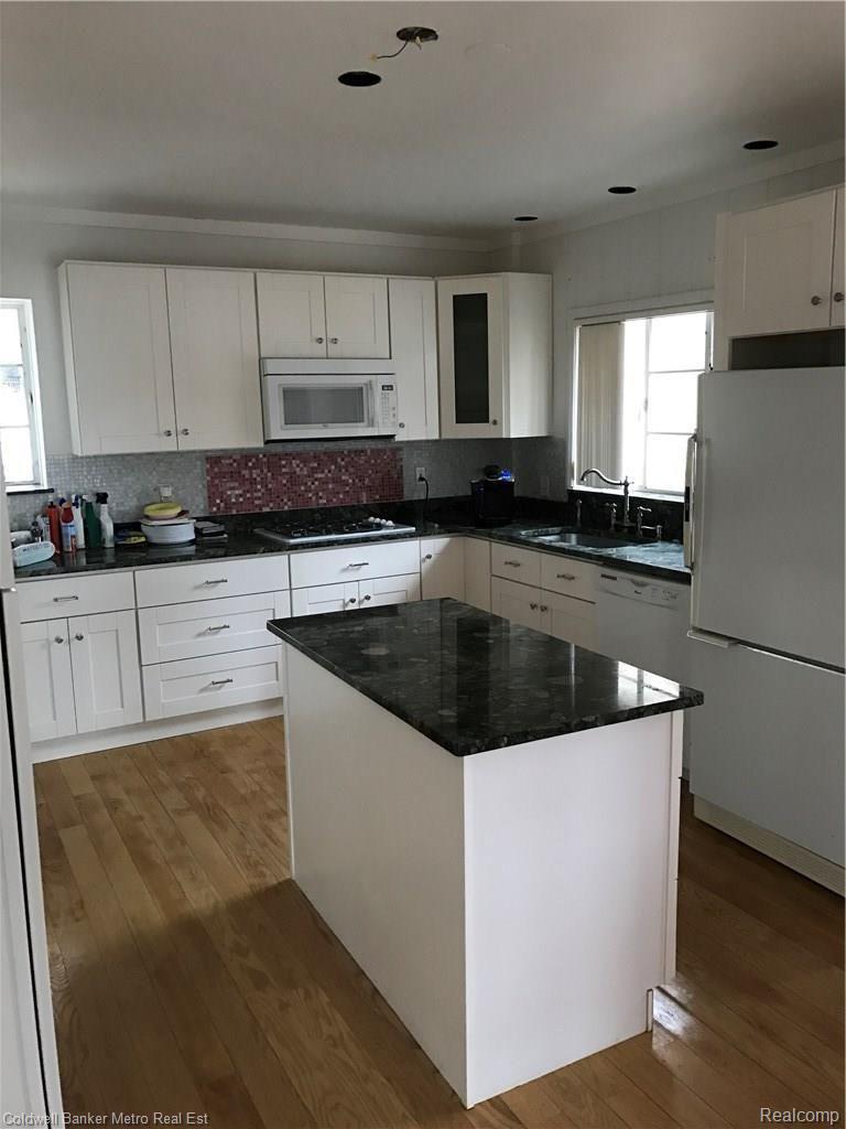 6260 Commerce Road West Bloomfield, MI 48324 - Photo 4 of 23 IMG_3784.JPG