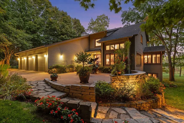 $1,765,000 | 100 Black Oaks Lane North, Plymouth, MN 55447