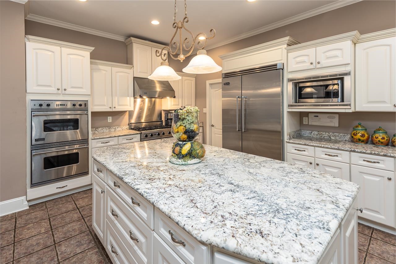 9530 Mayfield Road South Collierville, TN 38017 - Photo 9 of 25 Huge Island, lots of cabinets and walk in pantry.