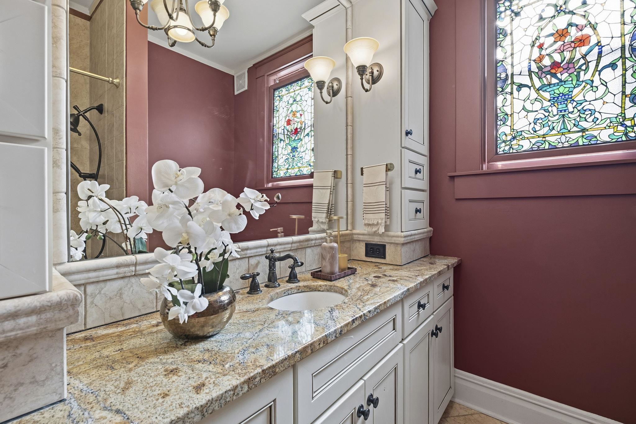 1273 Carr Avenue Memphis, TN 38104 - Photo 27 of 39 Hall bathroom featuring a spacious vanity.