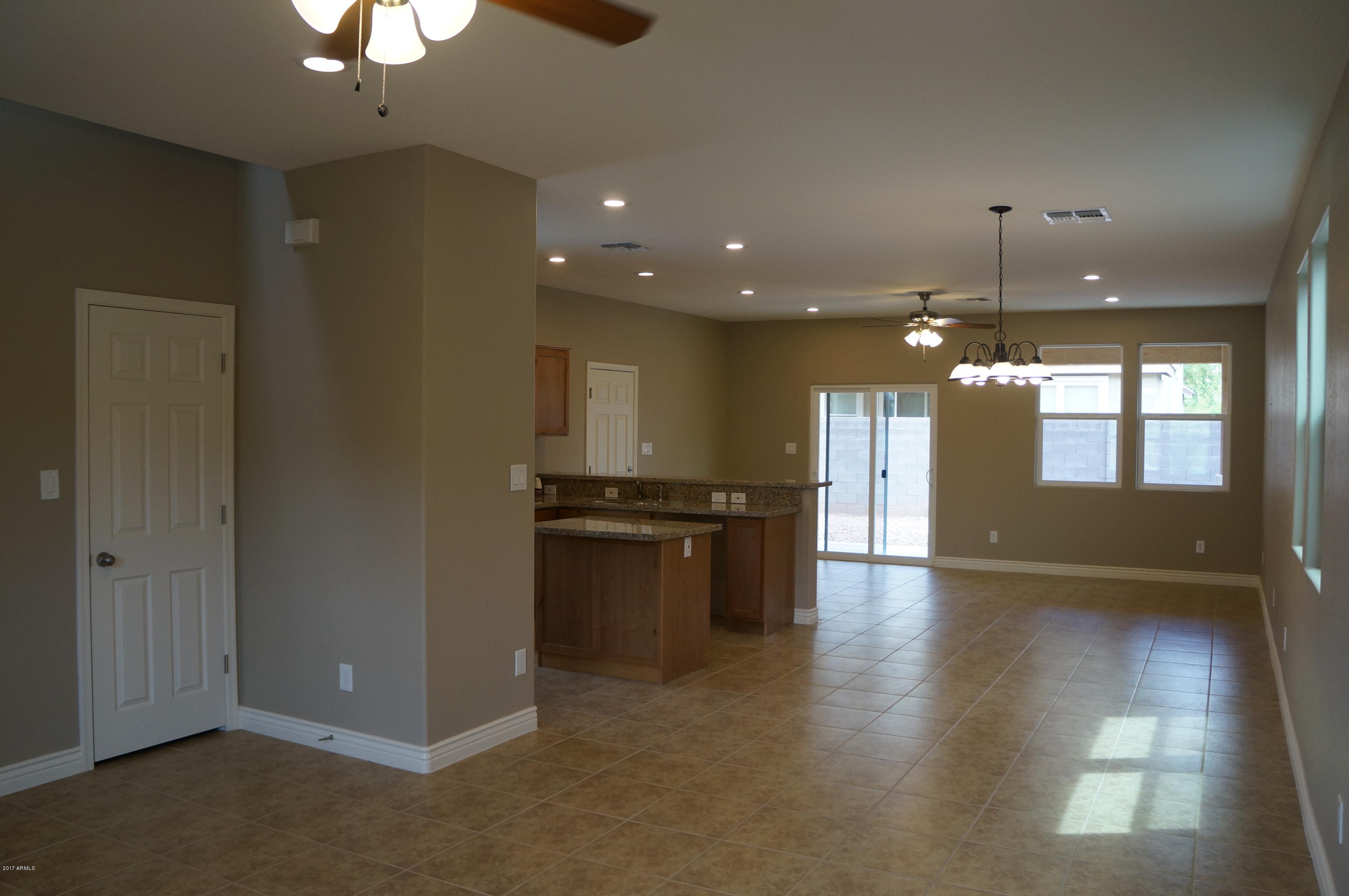 2225 East Pecan Road Phoenix, AZ 85040 - Photo 3 of 33 DSC04396