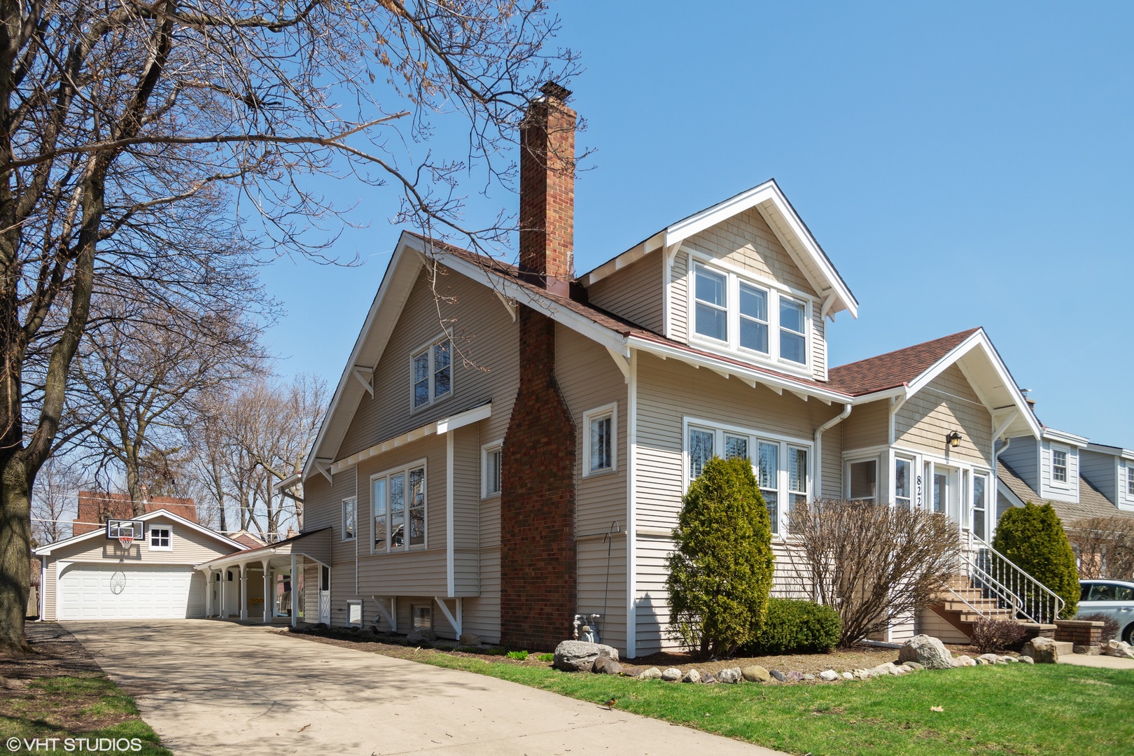 822 East Thacker Street Des Plaines, IL 60016 - Photo 1 of 20 a front view of a house with a yard