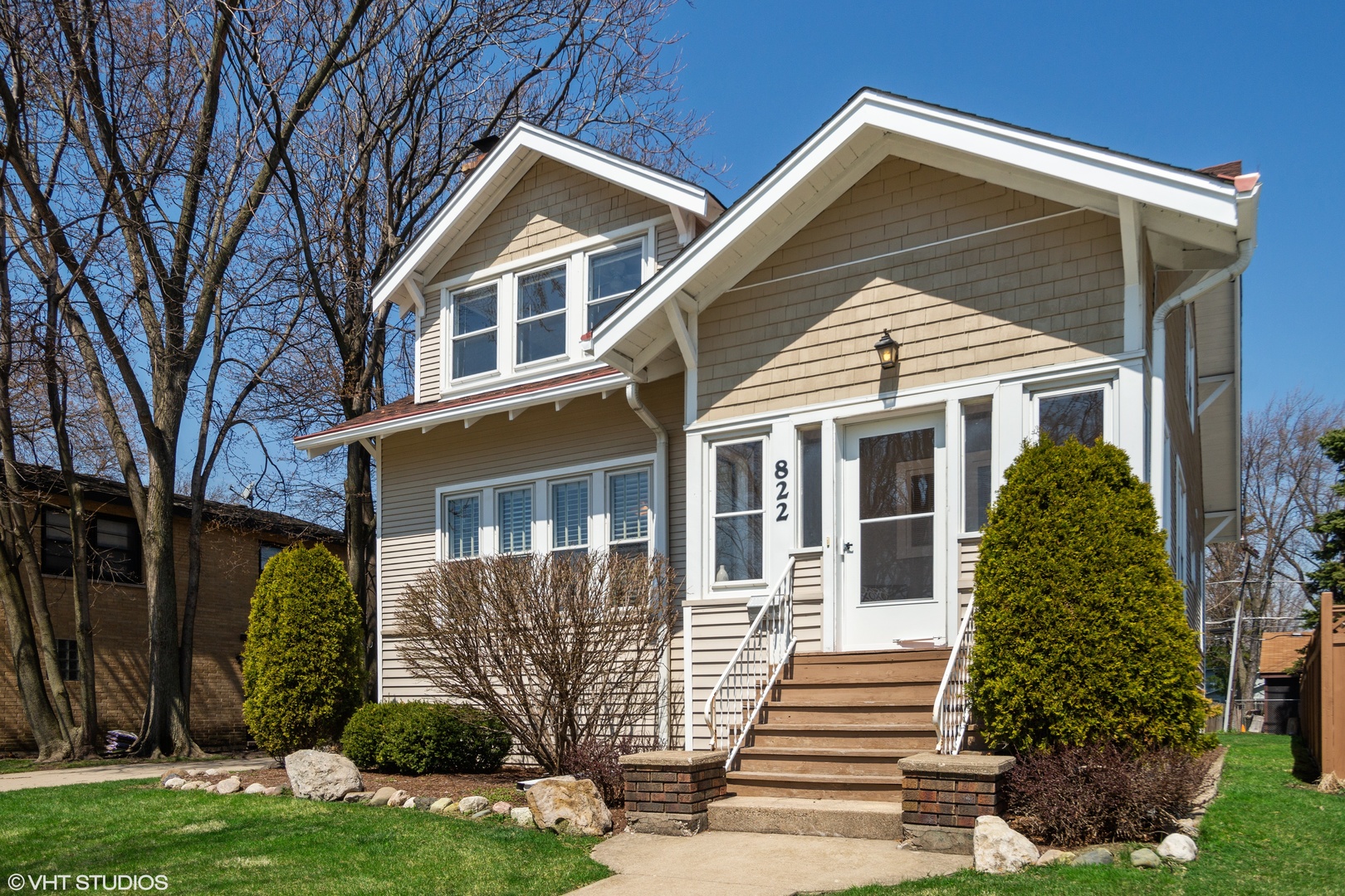822 East Thacker Street Des Plaines, IL 60016 - Photo 2 of 20 a front view of a house with a yard