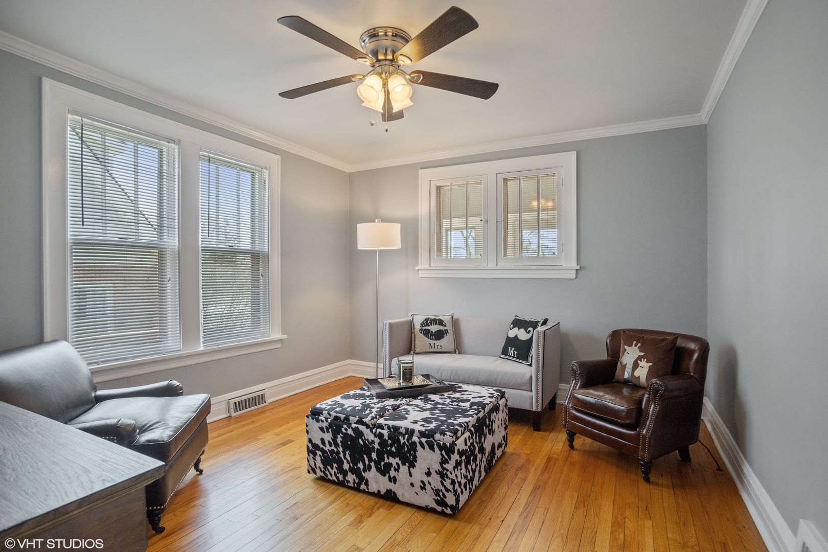 822 East Thacker Street Des Plaines, IL 60016 - Photo 12 of 20 a living room with furniture rug and window
