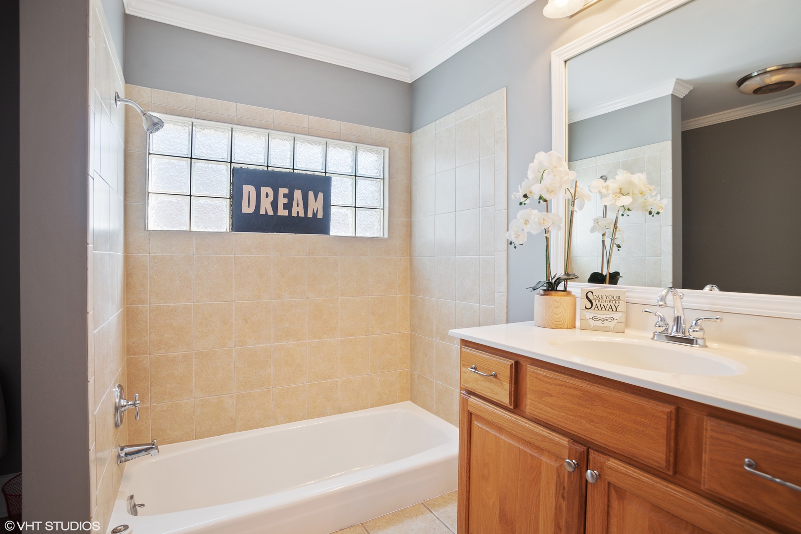 822 East Thacker Street Des Plaines, IL 60016 - Photo 14 of 20 a bathroom with a bathtub and a sink