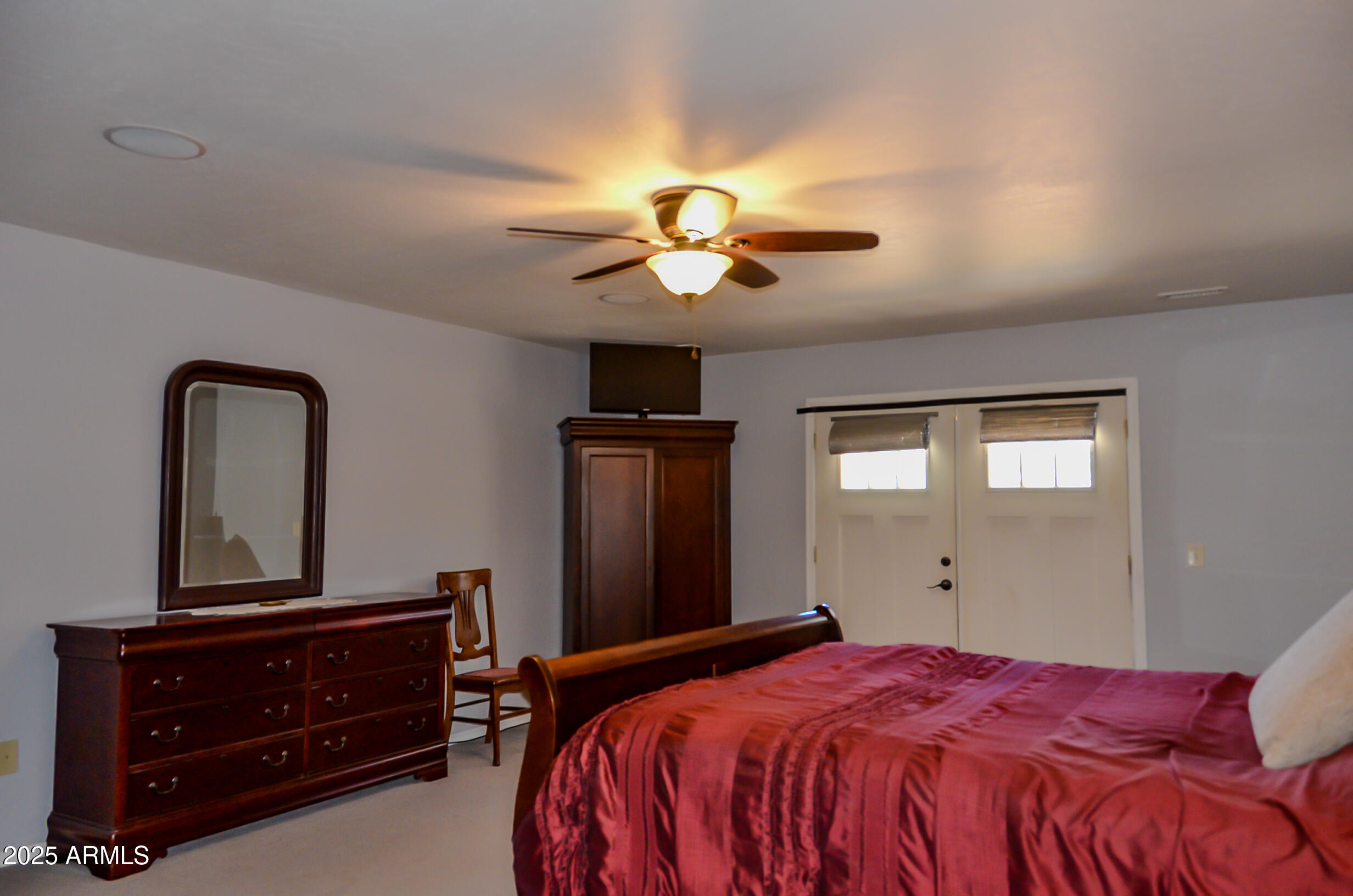 685 Kuhn Road Pinedale, AZ 85934 - Photo 21 of 74 a bedroom with a bed and a dresser