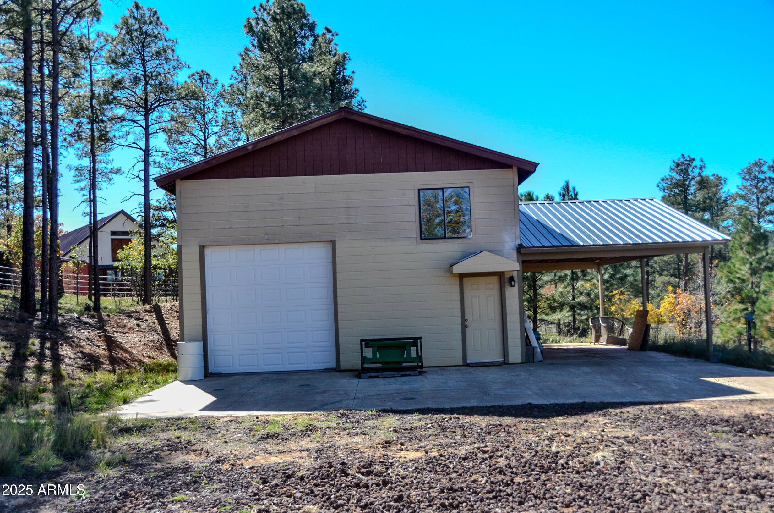 685 Kuhn Road Pinedale, AZ 85934 - Photo 29 of 74 a front view of a house with garden