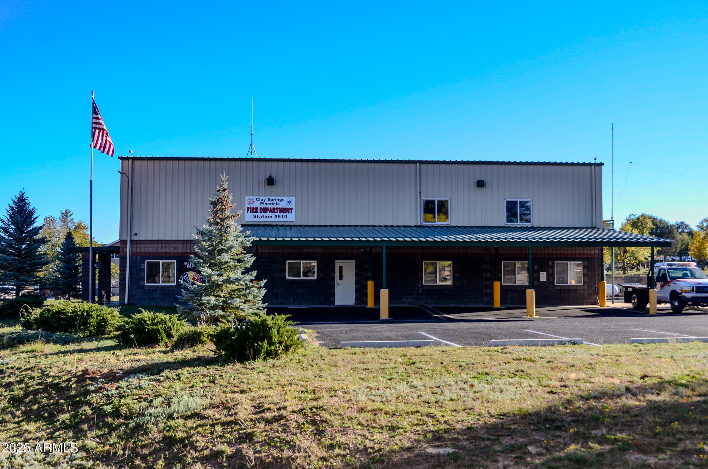 685 Kuhn Road Pinedale, AZ 85934 - Photo 51 of 74 a front view of a building with garden