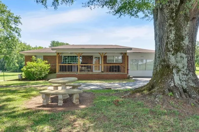a view of a house with a yard