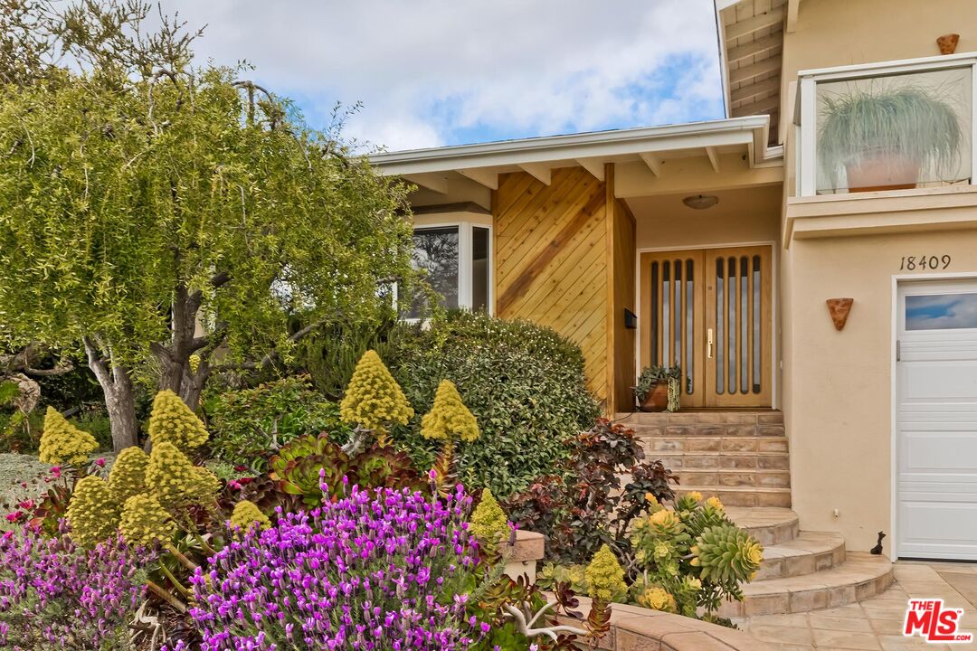 18409 Wakecrest Drive Malibu, CA 90265 - Photo 4 of 32 front view of a house