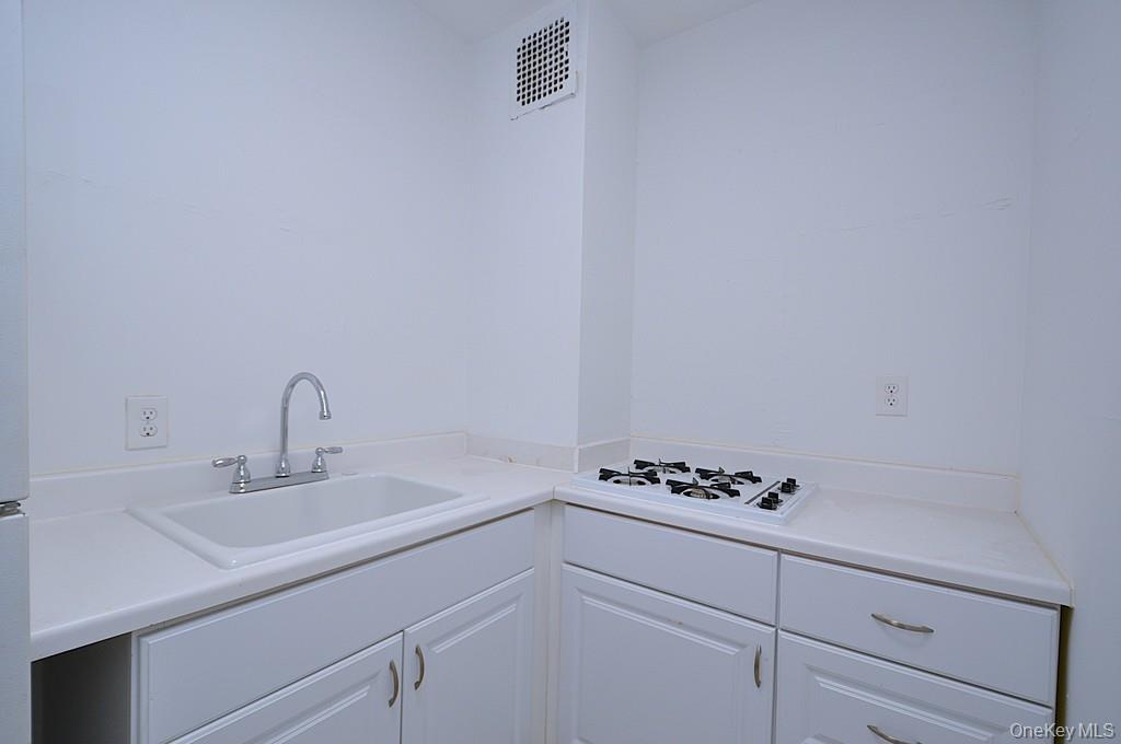 281 Garth Road, Unit B6D Scarsdale, NY 10583 - Photo 8 of 35 Kitchen