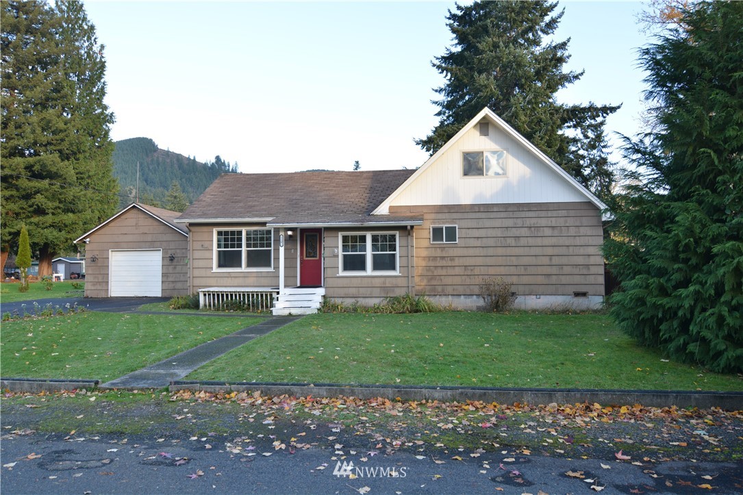 116 Dungan Road Kelso, WA 98626 - Photo 2 of 40 a front view of a house with a yard