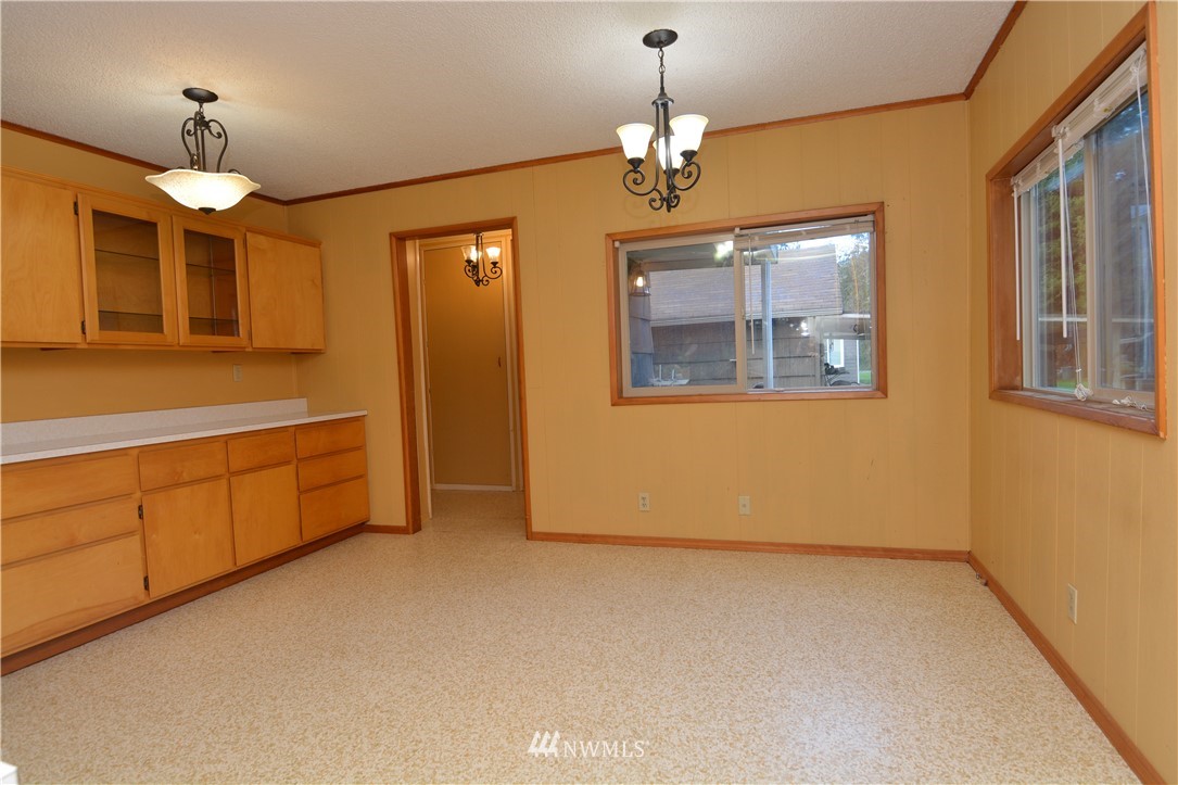 116 Dungan Road Kelso, WA 98626 - Photo 11 of 40 a view of livingroom with chandelier