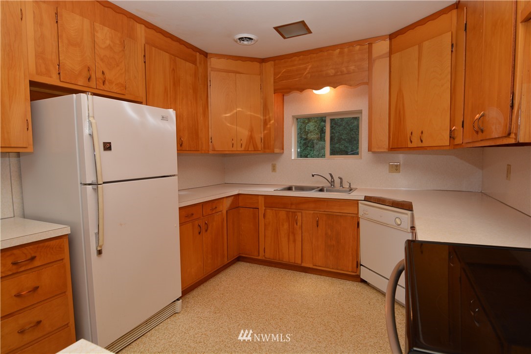 116 Dungan Road Kelso, WA 98626 - Photo 13 of 40 a kitchen with stainless steel appliances granite countertop a refrigerator sink and cabinets