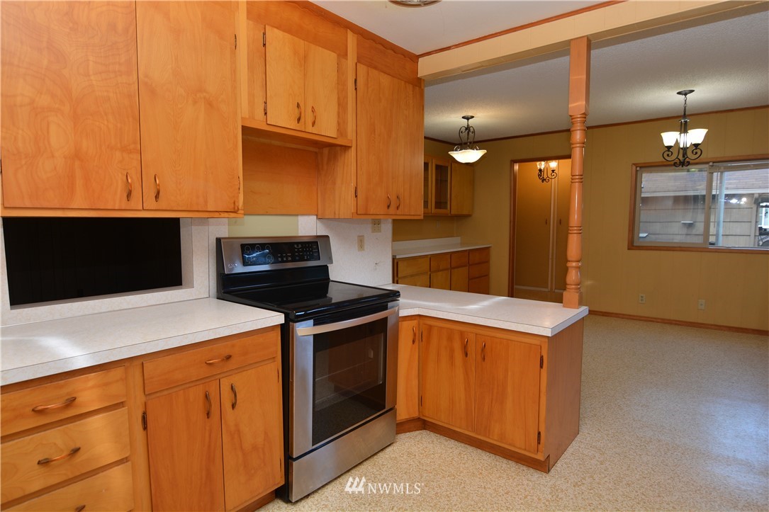 116 Dungan Road Kelso, WA 98626 - Photo 14 of 40 a kitchen with stainless steel appliances granite countertop a stove a sink and a refrigerator