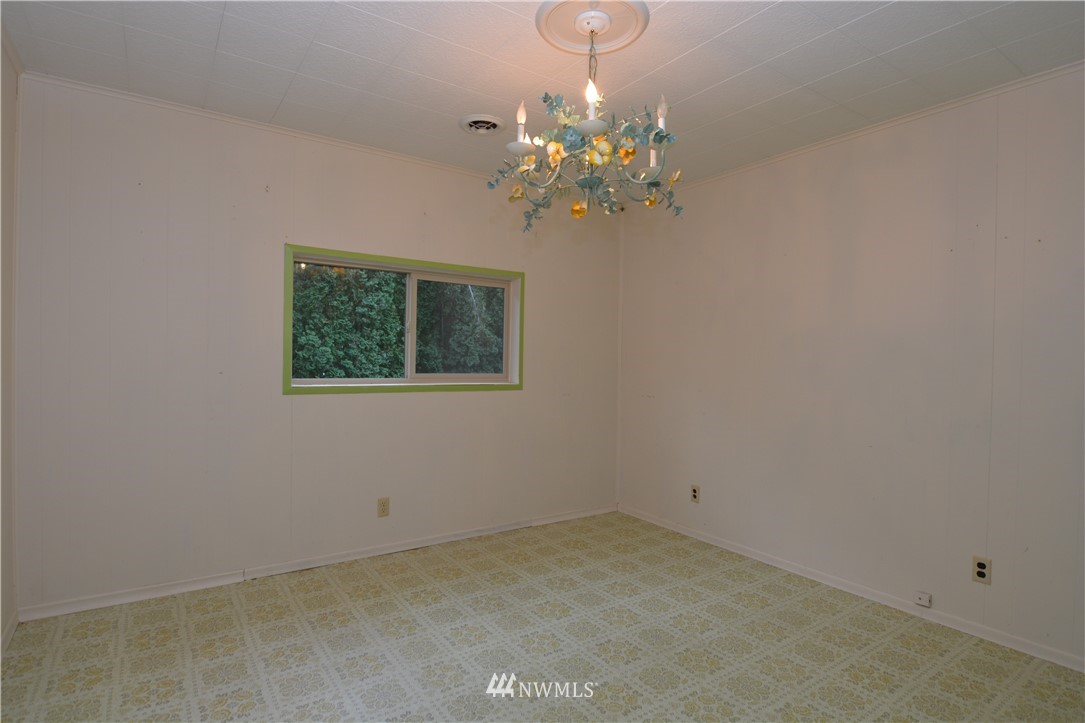 116 Dungan Road Kelso, WA 98626 - Photo 16 of 40 en empty room with chandelier fan