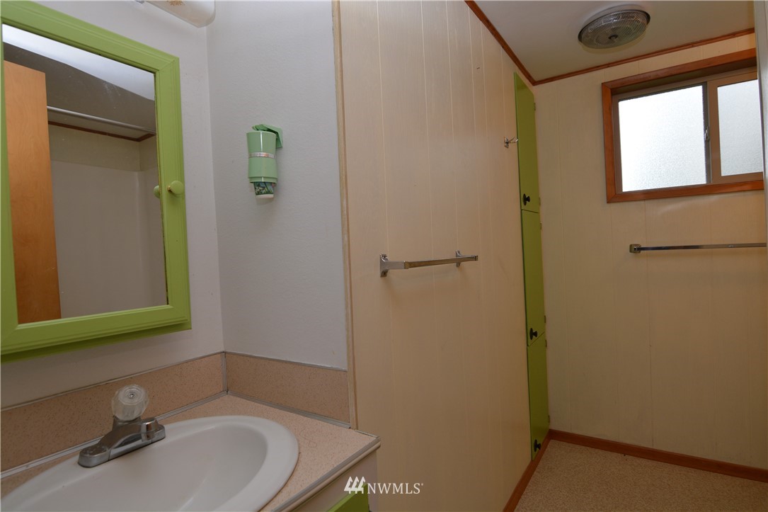 116 Dungan Road Kelso, WA 98626 - Photo 17 of 40 a bathroom with a sink and a mirror