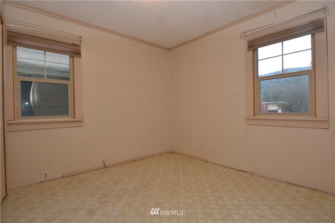 116 Dungan Road Kelso, WA 98626 - Photo 18 of 40 an empty room with a window
