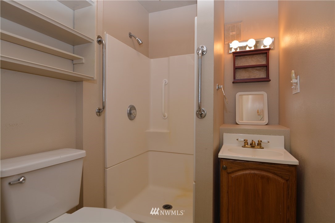 116 Dungan Road Kelso, WA 98626 - Photo 19 of 40 a bathroom with a sink a toilet and shower