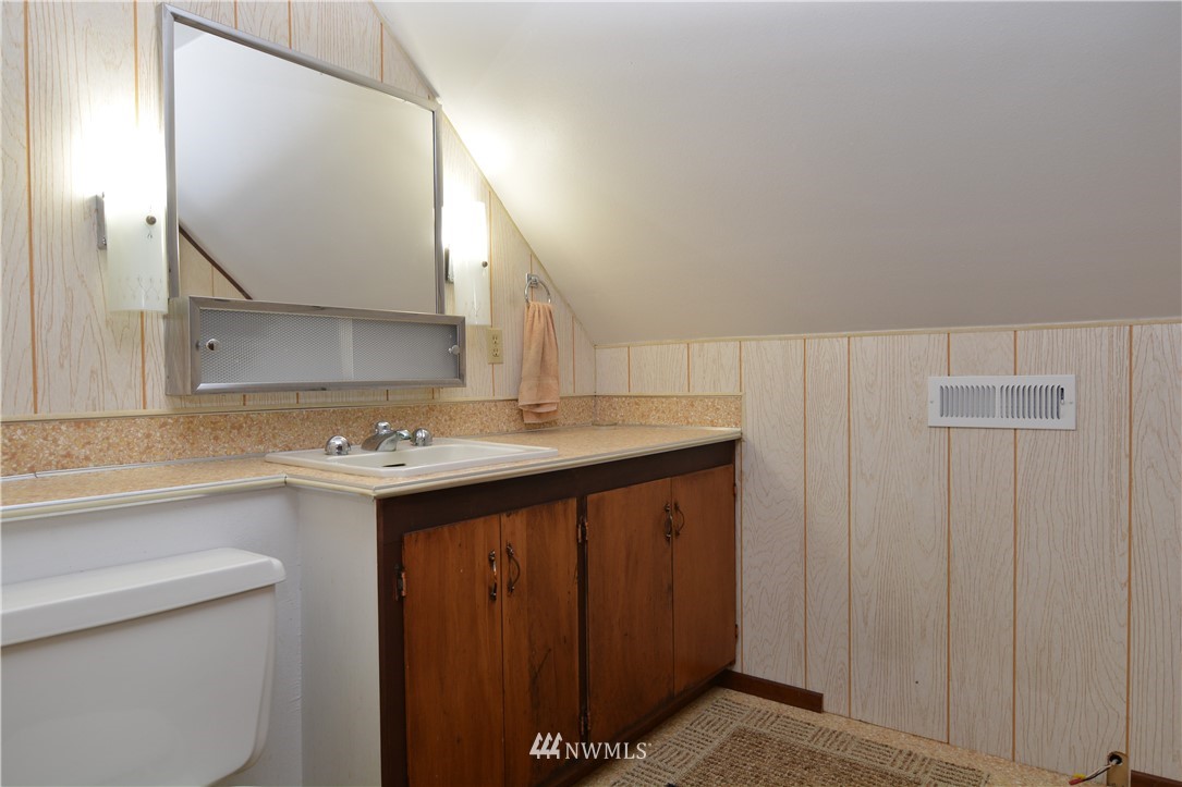 116 Dungan Road Kelso, WA 98626 - Photo 23 of 40 a bathroom with a sink and a mirror