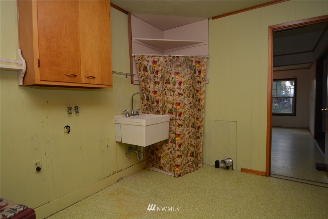 116 Dungan Road Kelso, WA 98626 - Photo 24 of 40 a bathroom with a sink and a mirror