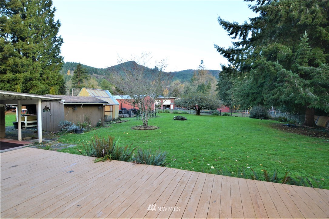 116 Dungan Road Kelso, WA 98626 - Photo 25 of 40 a view of backyard with table and chairs and wooden fence