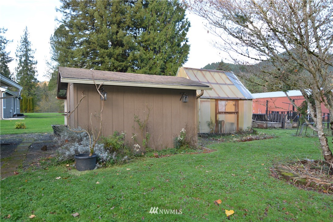 116 Dungan Road Kelso, WA 98626 - Photo 30 of 40 a backyard of a house with lots of green space