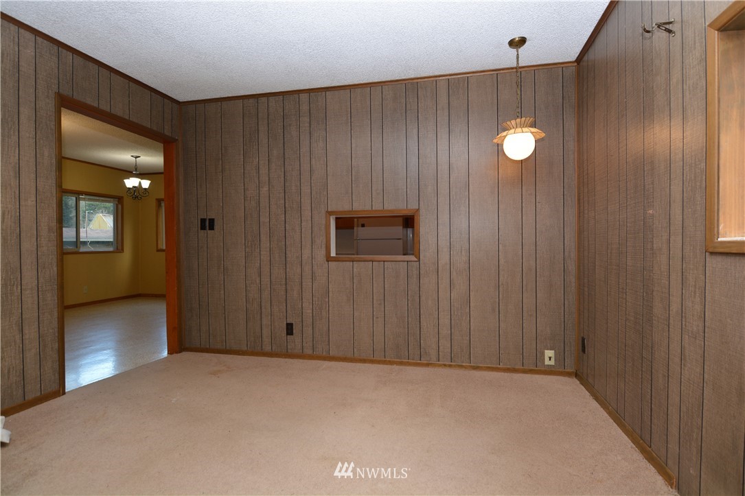 116 Dungan Road Kelso, WA 98626 - Photo 8 of 40 an empty room with windows and closet