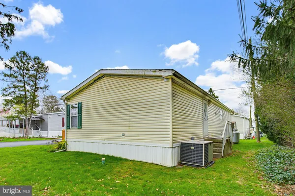 a view of a house with backyard