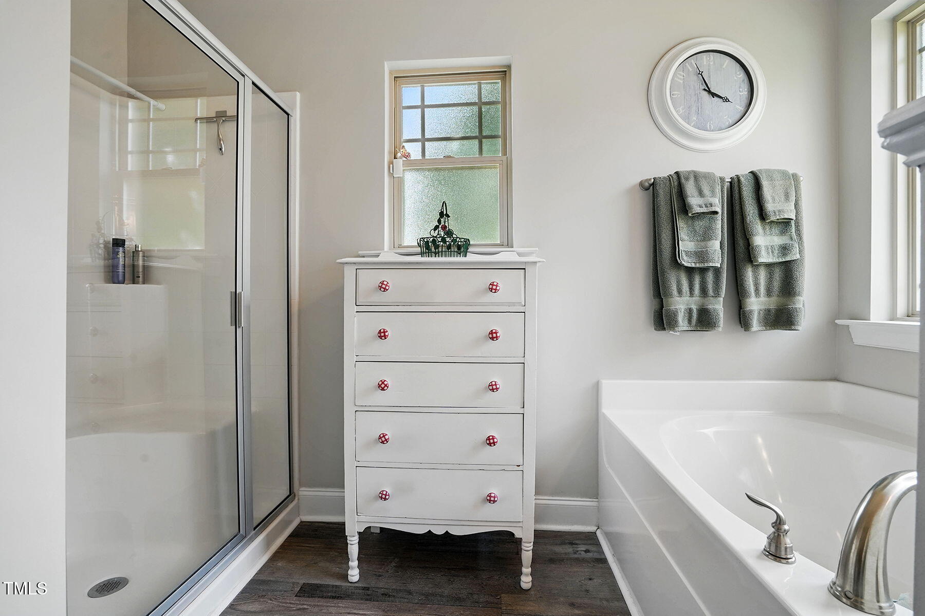 116 Colonade Court Benson, NC 27504 - Photo 20 of 37 a bathroom with a bathtub and a sink