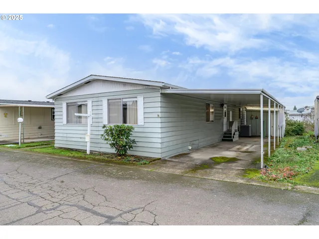 a view of a house with backyard