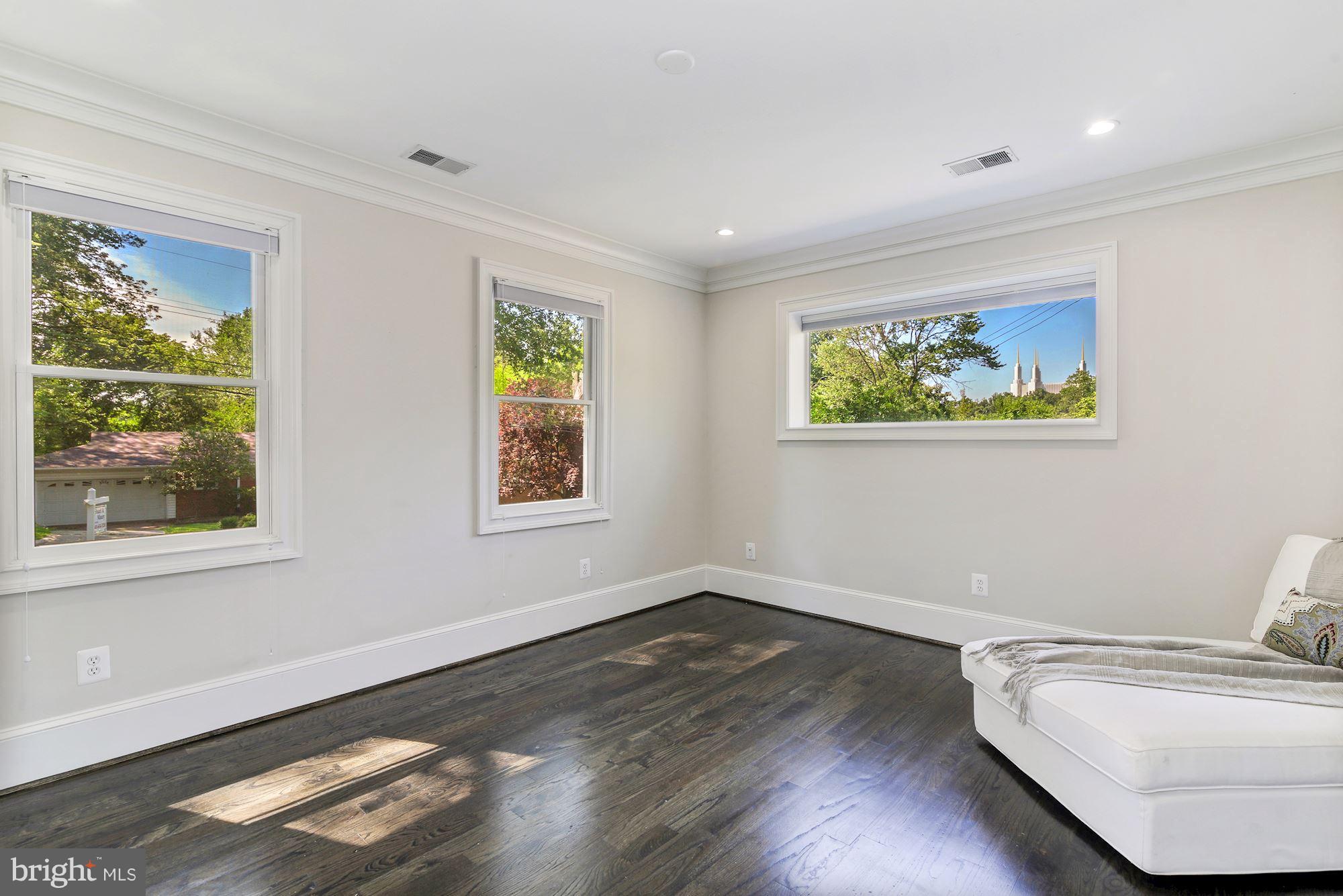 3224 Park View Road Chevy Chase, MD 20815 - Photo 23 of 30 Bedroom 4 with ensuite bathroom.