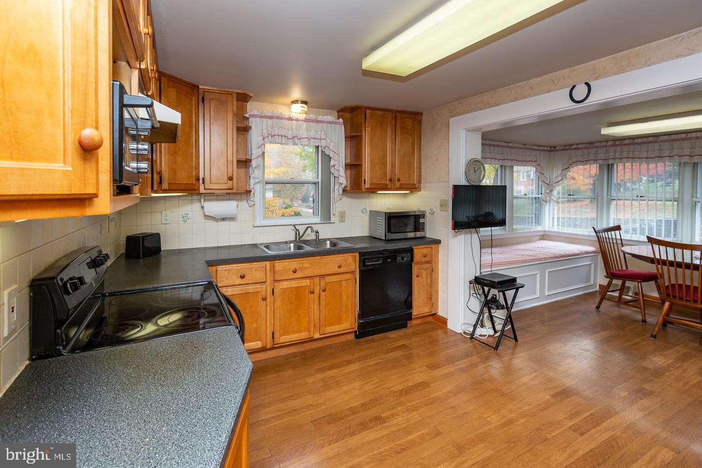 3211 Hilltop Road Newtown Square, PA 19073 - Photo 7 of 39 Eat in Kitchen