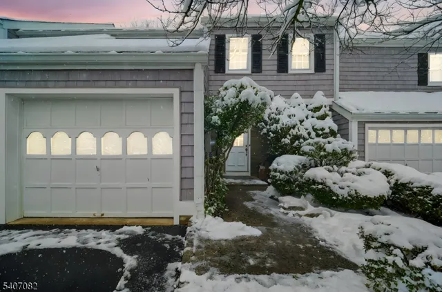 $735,000 | 6 Hampshire Drive, Mendham, NJ 07945