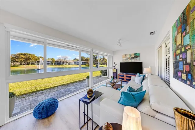 $649,900 | 3651 Oaks Clubhouse Drive, Unit P11, Pompano Beach, FL 33069