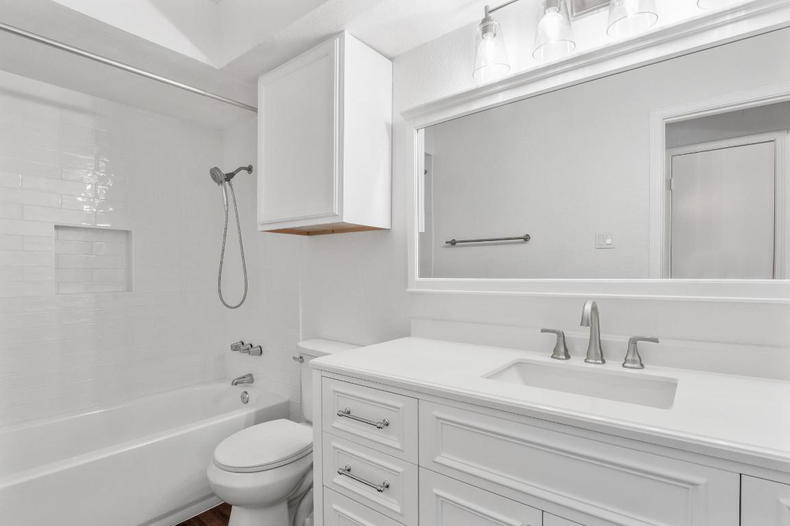 4711 Spicewood Springs Road, Unit 166 Austin, TX 78759 - Photo 18 of 25 a bathroom with a sink a toilet and a bathtub