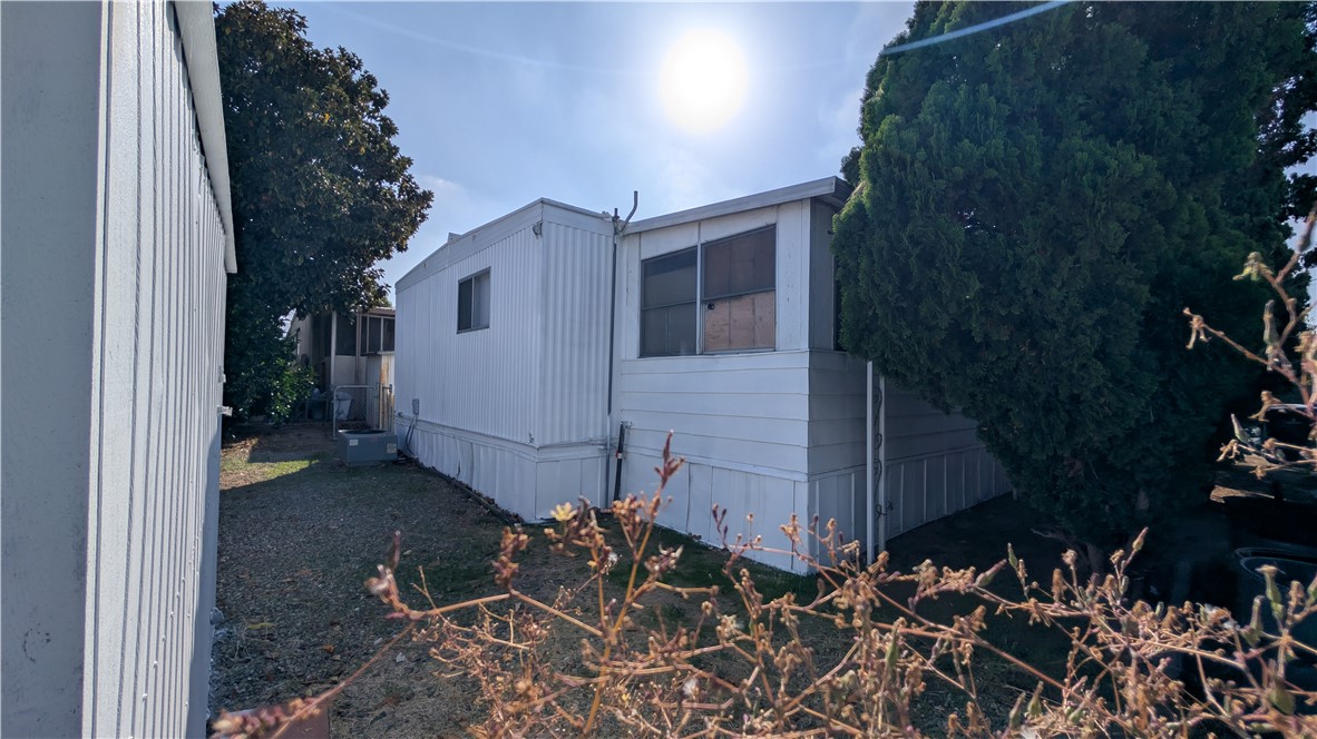 1560 Massachusetts, Unit 96 Riverside, CA 92507 - Photo 17 of 17 a backyard of a house