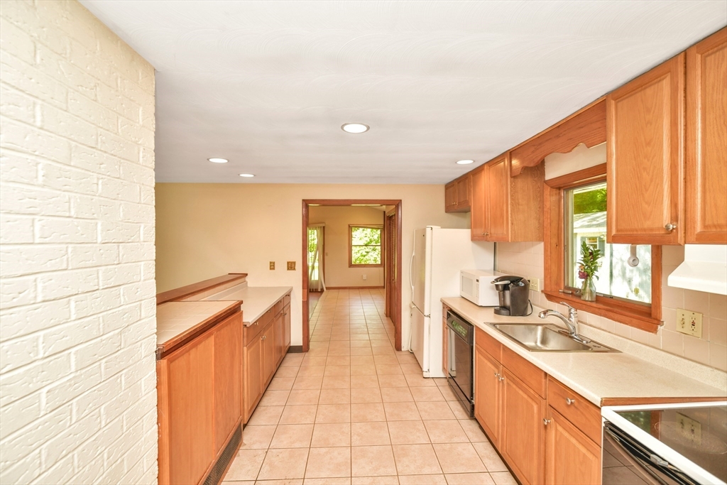 2 Catherine Road Framingham, MA 01701 - Photo 9 of 36