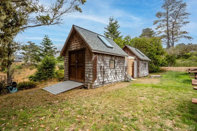 a view of a house with yard and tree s