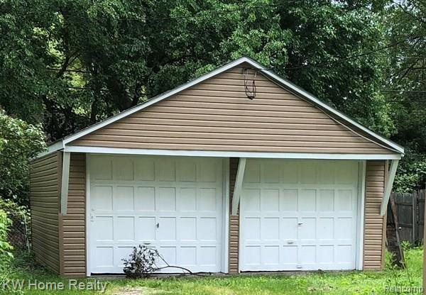 734 Kinney Road Pontiac, MI 48340 - Photo 2 of 5 734 Kinney garage FB.JPG