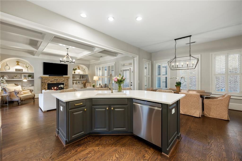 320 Valley Brook Way Atlanta, GA 30342 - Photo 6 of 38